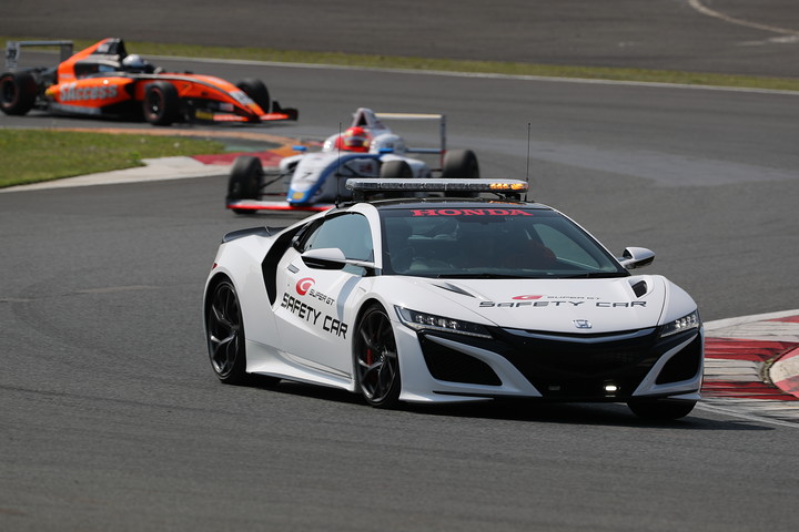 レースは早々にセーフティーカーが導入された