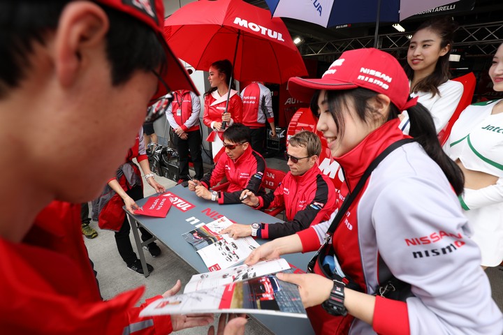 ピットウォーク: 松田次生とロニー・クインタレッリ（NISMO）