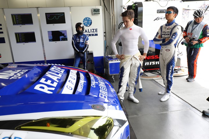 公式予選: サッシャ・フェネストラスと平峰一貴（KONDO RACING）