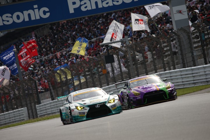 公式予選: 吉本大樹（SYNTIUM LMcorsa RC F GT3）とショウン・トン（エヴァRT初号機X Works GT-R）