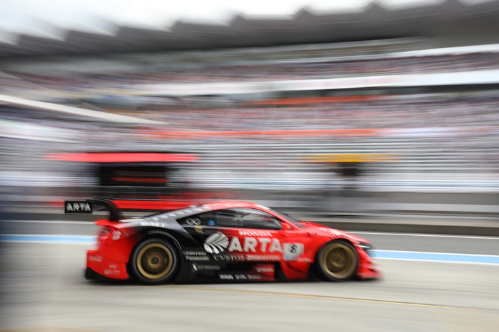 ウォームアップ走行: 野尻智紀／伊沢拓也組（ARTA NSX-GT）