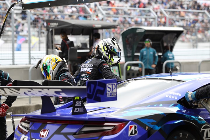 ウォームアップ走行: 山本尚貴とジェンソン・バトン（TEAM KUNIMITSU）