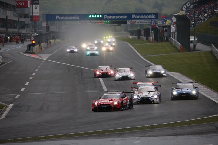 決勝レース: GT500クラスのスタートシーン