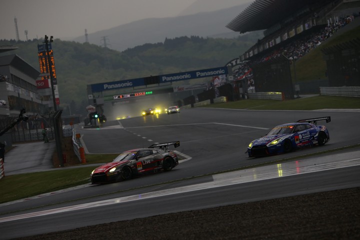 決勝レース: 安田裕信（GAINER TANAX GT-R） vs 平峰一貴（リアライズ日産自動車大学校 GT-R）