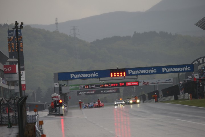 決勝レース: レースは豪雨のため赤旗中断