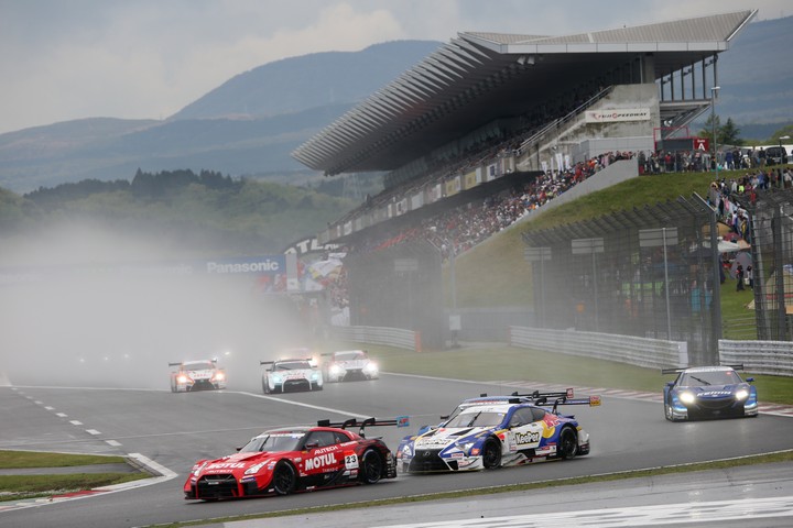 決勝レース: MOTUL AUTECH GT-R vs KeePer TOM'S LC500