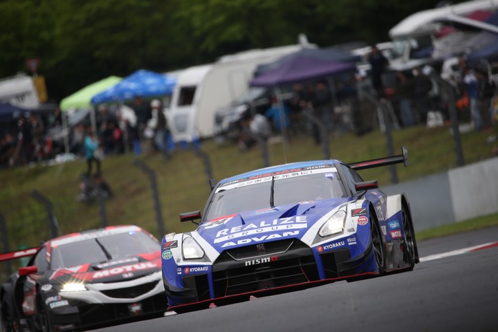 決勝レース: サッシャ・フェネストラス（リアライズ日産自動車大学校 GT-R）