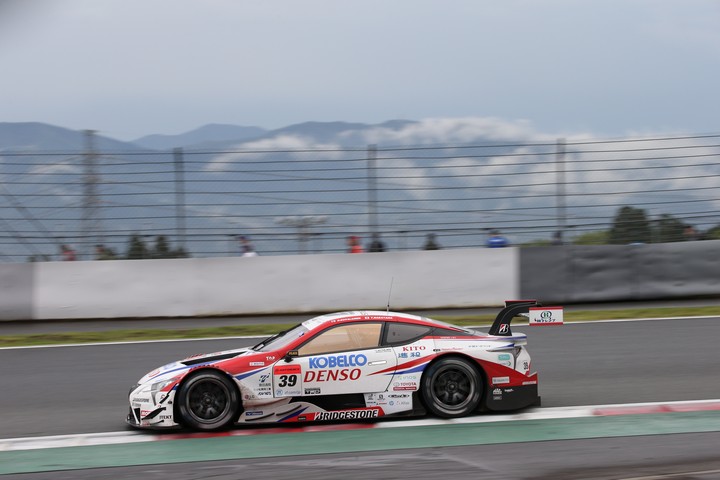 決勝レース: ヘイッキ・コバライネン／中山雄一組（DENSO KOBELCO SARD LC500）