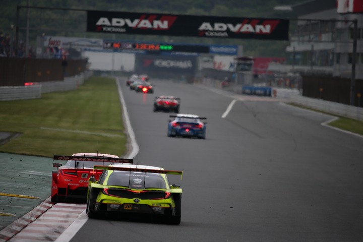 決勝レース: 最終コーナーを立ち上がるGTマシン