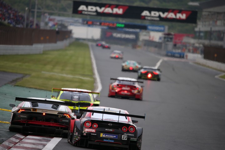 決勝レース: 最終コーナーを立ち上がるGTマシン