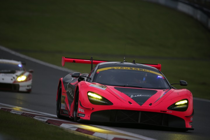 決勝レース: アレックス・パロウ（McLaren 720S）