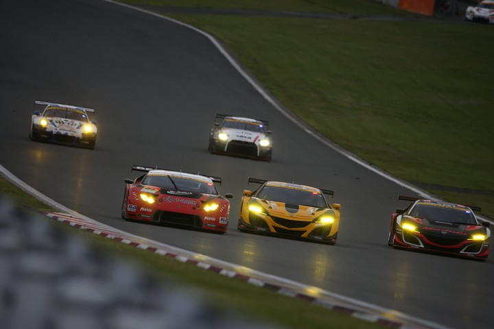 決勝レース: GT300クラスの争い