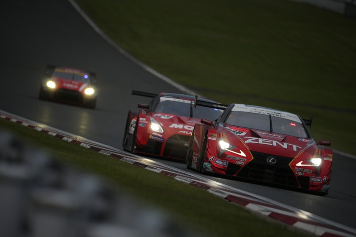 決勝レース: ロニー・クインタレッリ（MOTUL AUTECH GT-R）をパスした立川祐路（ZENT CERUMO LC500）