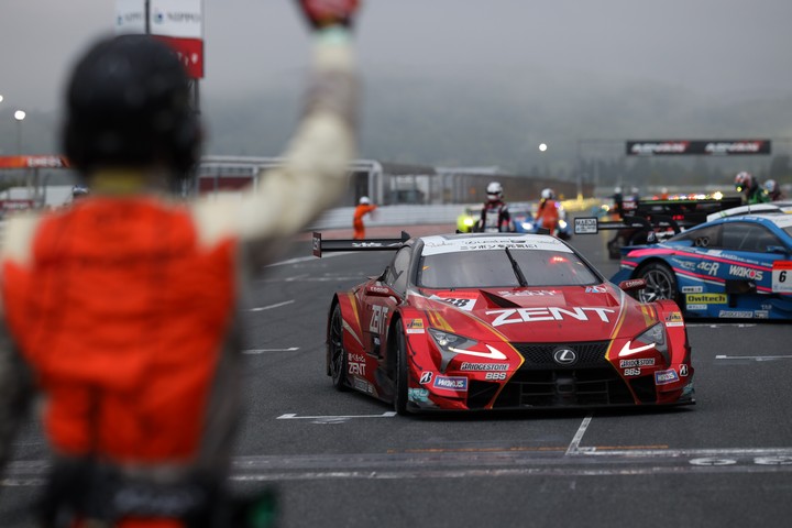 決勝レース: パルクフェルメに戻ってきた立川祐路（ZENT CERUMO LC500）