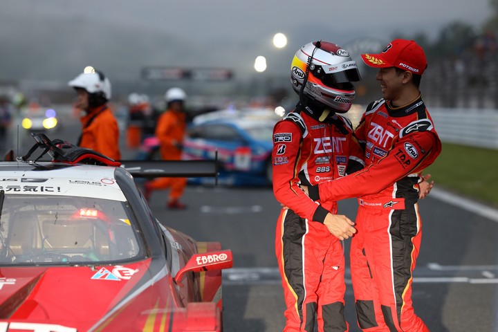 決勝レース: 健闘をたたえ合うGT500クラスで優勝した立川祐路と石浦宏明（LEXUS TEAM ZENT CERUMO）