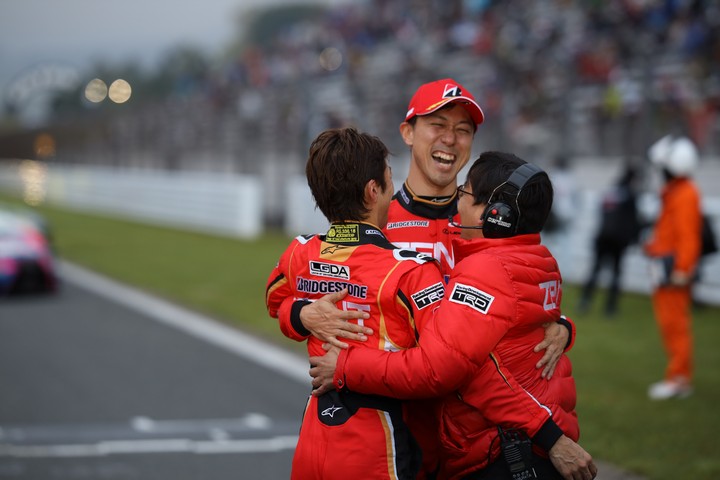 決勝レース: 抱き合うGT500クラスで優勝した立川祐路と石浦宏明（LEXUS TEAM ZENT CERUMO）