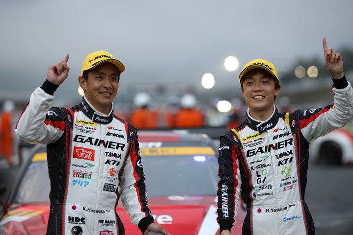 決勝レース: GT300クラスで優勝した平中克幸と安田裕信（GAINER）