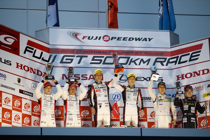 表彰式: GT300クラスのトップ3チーム