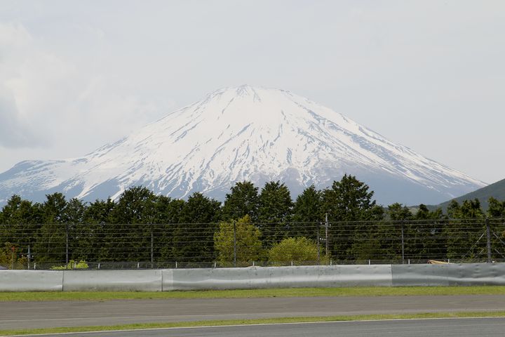 公式予選はくっきりと顔を出した富士山に見守られ行われた