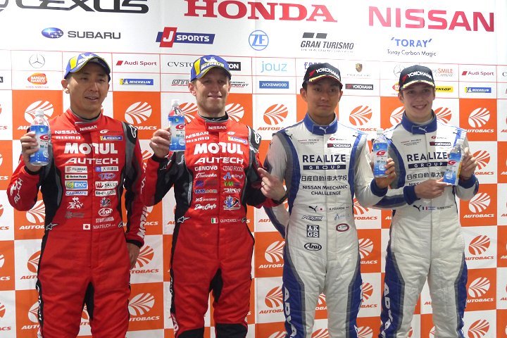 予選フォトセッション: 両クラスポールポジションのドライバー