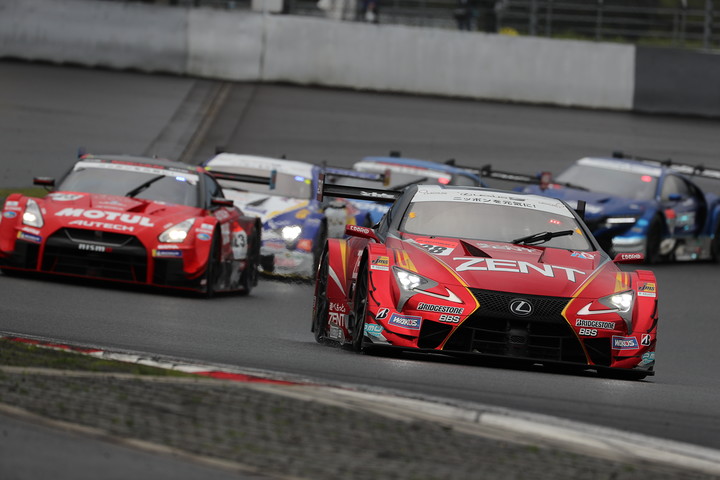 立川祐路（LEXUS TEAM ZENT CERUMO）とロニー・クインタレッリ（MOTUL AUTECH GT-R）の争い