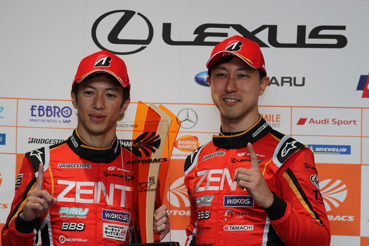 決勝フォトセッション: GT500クラス優勝のドライバー