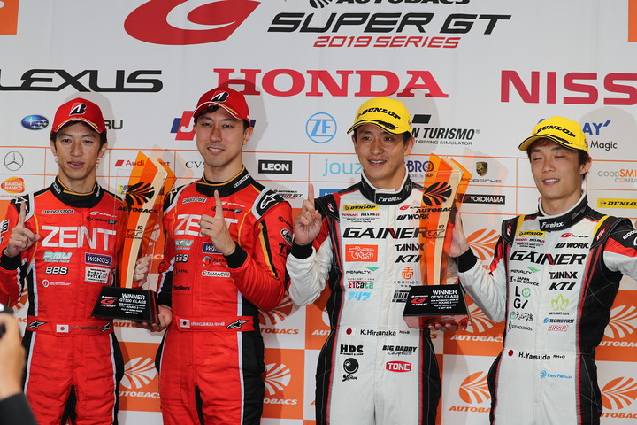 決勝フォトセッション: 両クラス優勝のドライバー