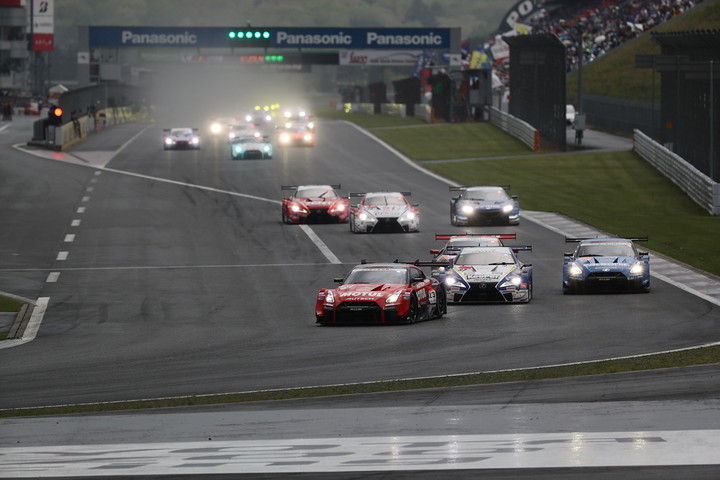 GT500クラスのスタートシーン