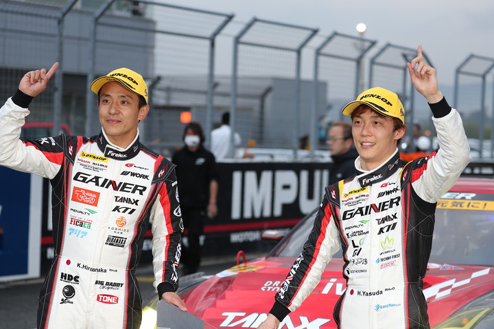 GT300クラスで優勝した平中克幸と安田裕信（GAINER）