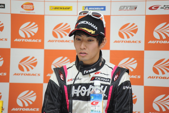 予選記者会見: GT300クラスポールポジションの松井孝允（つちやエンジニアリング）
