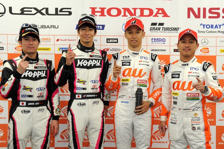 予選フォトセッション: 両クラスのポールシッター