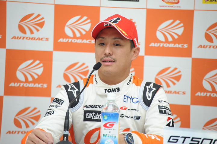 予選記者会見: GT500クラスポールポジションの関口雄飛（LEXUS TEAM au TOM'S）