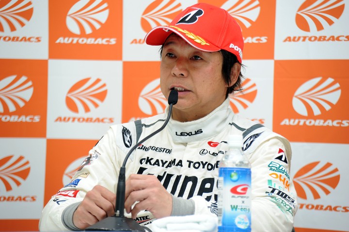 決勝記者会見: GT300クラス優勝の新田守男（K-tunes Racing）