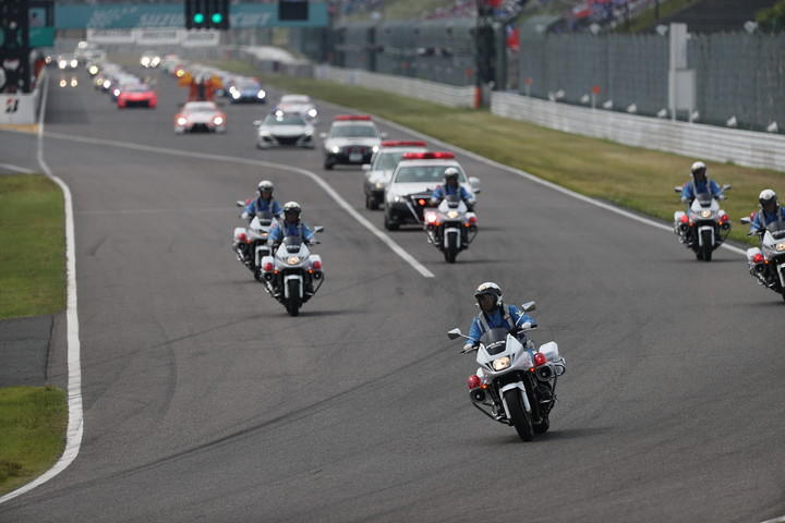 三重県警の白バイ、タクシーでパレードラップが始まった