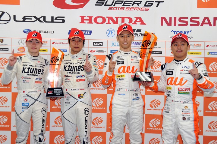 決勝フォトセッション: 両クラス優勝のドライバー