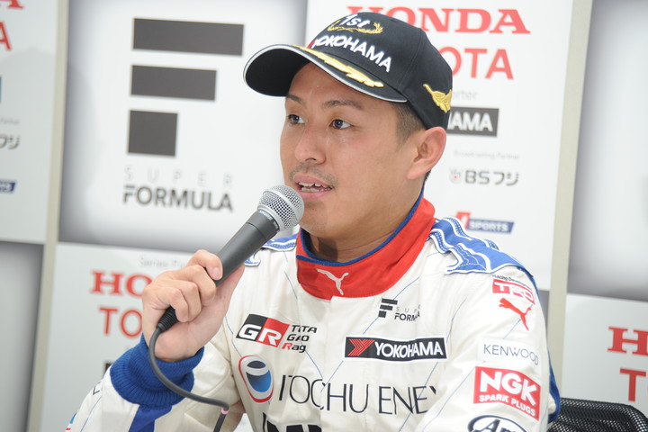 決勝記者会見: 優勝した関口雄飛（ITOCHU ENEX TEAM IMPUL）