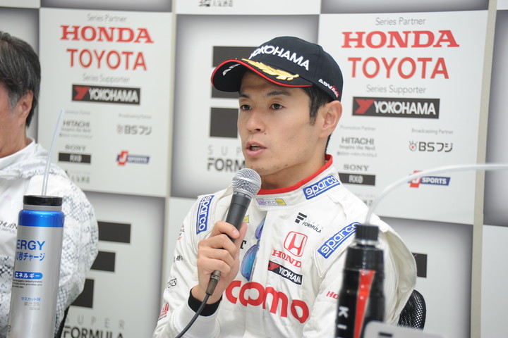 決勝記者会見: 2位の山本尚貴（DOCOMO TEAM DANDELION RACING）