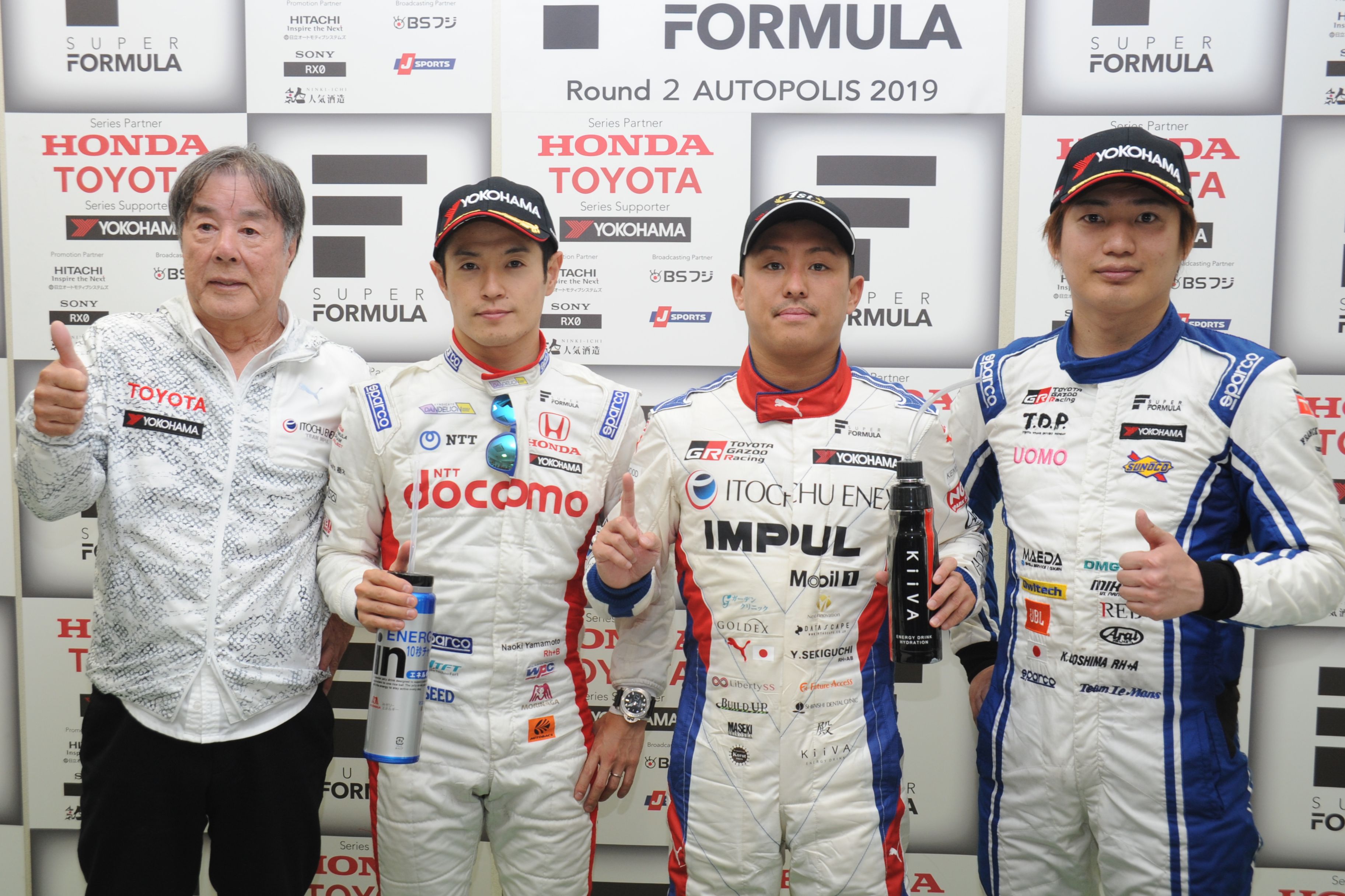 決勝フォトセッション: トップ3と優勝チーム監督