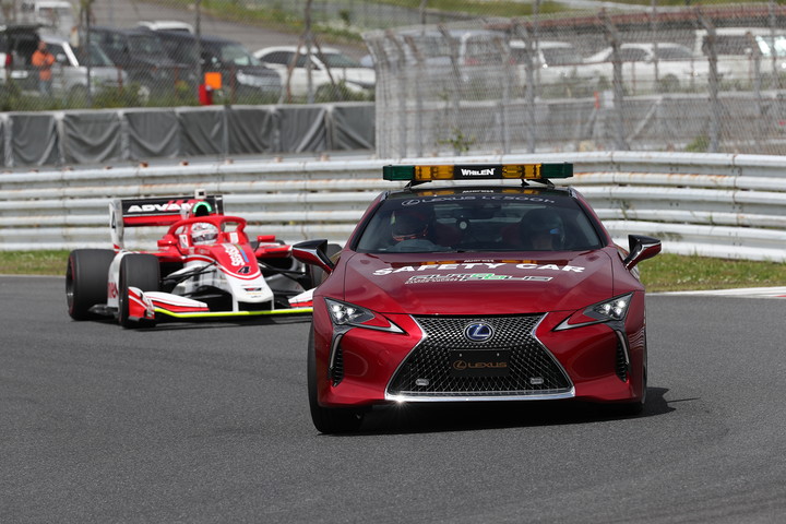 レースは開始早々セーフティーカーが導入された