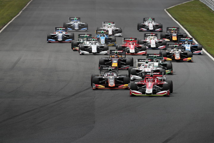 54周の決勝がスタートした