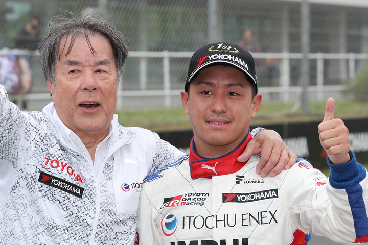 星野一義監督と優勝した関口雄飛（ITOCHU ENEX TEAM IMPUL）