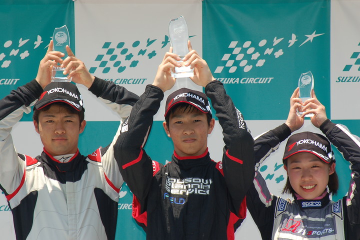 表彰式: 左から2位・菊池宥孝、優勝・澤龍之介、3位・村松日向子