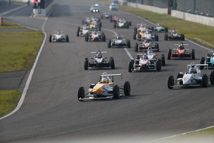 スタート直後、1コーナーの攻防