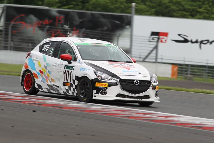 ST-5クラスポールポジションはヒロマツ デミオ