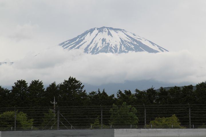 富士山が見守る中、公式予選は行われた