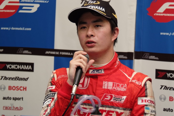決勝記者会見: 優勝した大湯都史樹（TODA RACING）