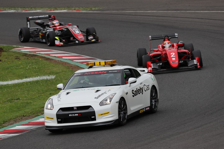 レースは2回のセーフティーカーが導入された