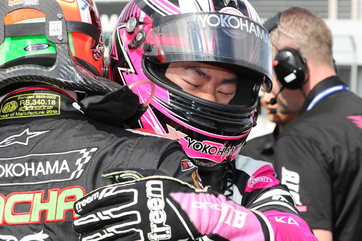 抱き合う優勝したサッシャ・フェネストラスと2位の片山義章