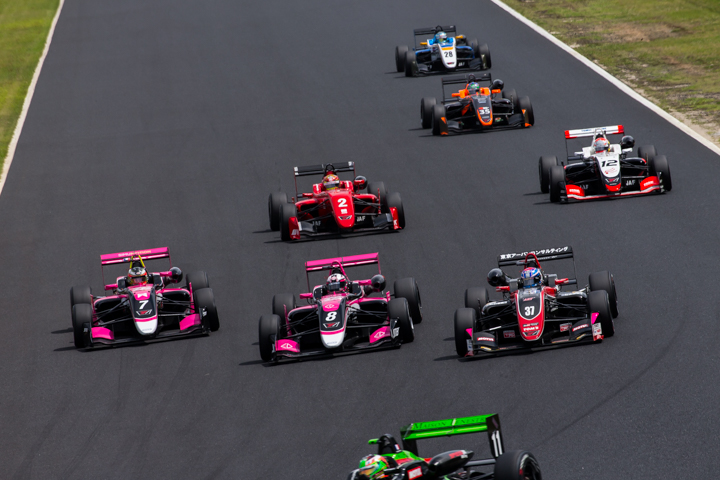 1周目ヘアピン手前でアウトから片山義章をパスする阪口晴南