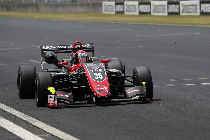 トップでゴールする宮田莉朋（カローラ中京Kuo TOM'S F317）